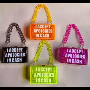 chain purse i only gave 10 first come first serve srry whoever doesn’t get them